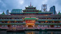Jumbo Floating Restaurant yang ukurannya sangat besar, bahkan tak kalah dari kapal pesiar menjadi ikon restoran terapung di Hong Kong. Sayang, kini pengelola restoran mengaku sulit bertahan di tengah biaya perawatan yang amat mahal, (2/6/2022). (Daniel Suen/AFP via Getty Images)