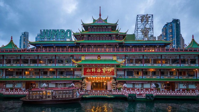 Potret Restoran Apung Ikonik Hong Kong yang Terancam Bangkrut This aerial photo taken on June 2, 2022 shows the Jumbo Floating Restaurant located in the typhoon shelter near Aberdeen on the south side of Hong Kong island. - Local newspapers have reported the restaurant, which has been closed due to Covid-19 and lack of tourists since 2020, will exit the city after its owner suffered extensive losses. (Photo by Daniel SUEN / AFP) (Photo by DANIEL SUEN/AFP via Getty Images)