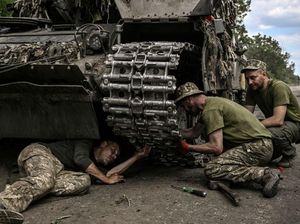 Saat Tentara Ukraina Sibuk Perbaiki Tank yang Mogok