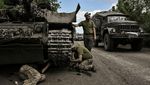 Saat Tentara Ukraina Sibuk Perbaiki Tank yang Mogok
