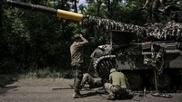 Anggota pasukan Ukraina memperbaiki Tank Tempur Utama (MBT) tentara di wilayah Donbas, Ukraina timur, Selasa (7/6/2022).