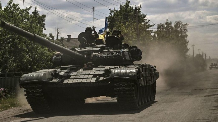 Ukrainian troop members repair an armys Main Battle Tank (MBT) in the eastern Ukrainian region of Donbas on June 7, 2022. (Photo by ARIS MESSINIS / AFP) (Photo by ARIS MESSINIS/AFP via Getty Images)