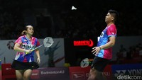 Selepas interval game kedua, Praveen/Melati mendapat tekanan hingga ketinggalan jauh 12-17. Mereka kehilangan gim kedua dengan skor 21-16. 