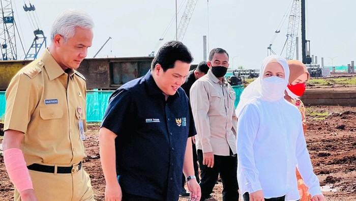 Presiden Jokowi didampingi Menteri BUMN Erick Thohir hingga Gubernur Jateng Ganjar Pranowo di Batang. (Foto: Laily Rachev - Biro Pers Sekretariat Presiden)