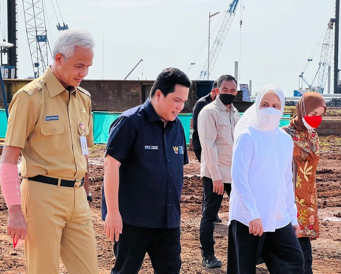 Presiden Jokowi didampingi Menteri BUMN Erick Thohir hingga Gubernur Jateng Ganjar Pranowo di Batang. (Foto: Laily Rachev - Biro Pers Sekretariat Presiden) Presiden Jokowi didampingi Menteri BUMN Erick Thohir hingga Gubernur Jateng Ganjar Pranowo di Batang. (Foto: Laily Rachev - Biro Pers Sekretariat Presiden)