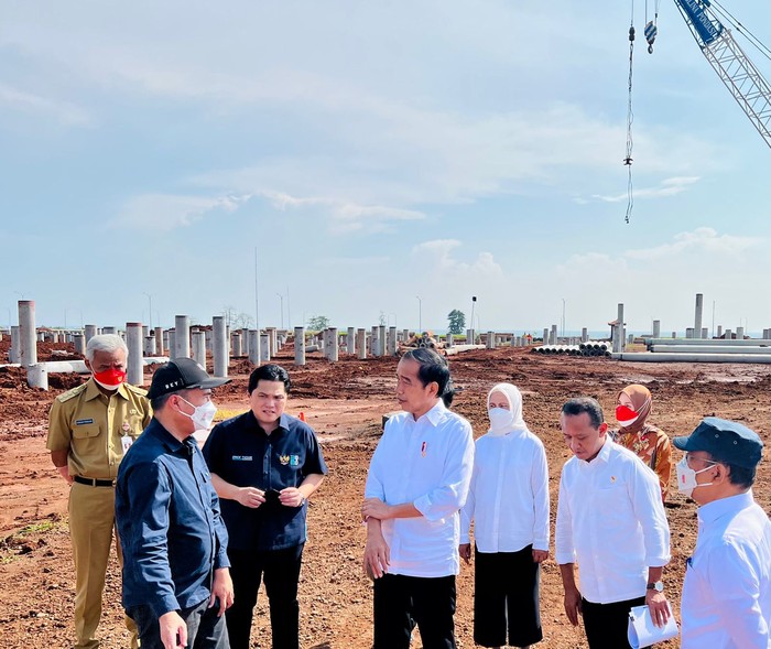 Presiden Jokowi didampingi Menteri BUMN Erick Thohir hingga Gubernur Jateng Ganjar Pranowo di Batang. (Foto: Laily Rachev - Biro Pers Sekretariat Presiden) Presiden Jokowi didampingi Menteri BUMN Erick Thohir hingga Gubernur Jateng Ganjar Pranowo di Batang. (Foto: Laily Rachev - Biro Pers Sekretariat Presiden)