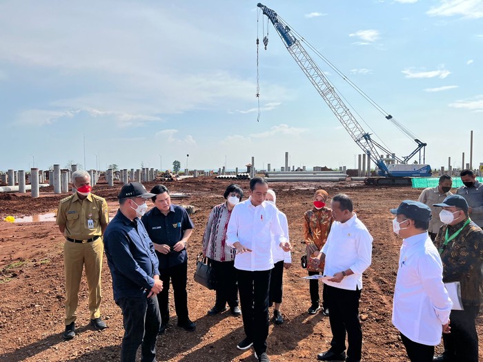 Presiden Jokowi didampingi Menteri BUMN Erick Thohir hingga Gubernur Jateng Ganjar Pranowo di Batang. (Foto: Laily Rachev - Biro Pers Sekretariat Presiden)