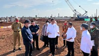 Presiden Joko Widodo (Jokowi) hari ini meninjau langsung Kawasan Industri Terpadu Batang (KITB) di Kabupaten Batang. Menteri BUMN Erick Thohir hingga Gubernur Jawa Tengah Ganjar Pranowo ikut mendampingi. (Foto: Laily Rachev - Biro Pers Sekretariat Presiden)