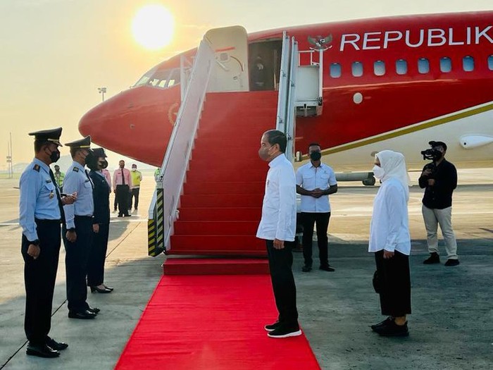 Presiden Jokowi ke Batang untuk menghadiri seremoni implementasi tahap kedua industri baterai listrik di Kawasan Industri Terpadu Batang, Rabu (8/6/2022).