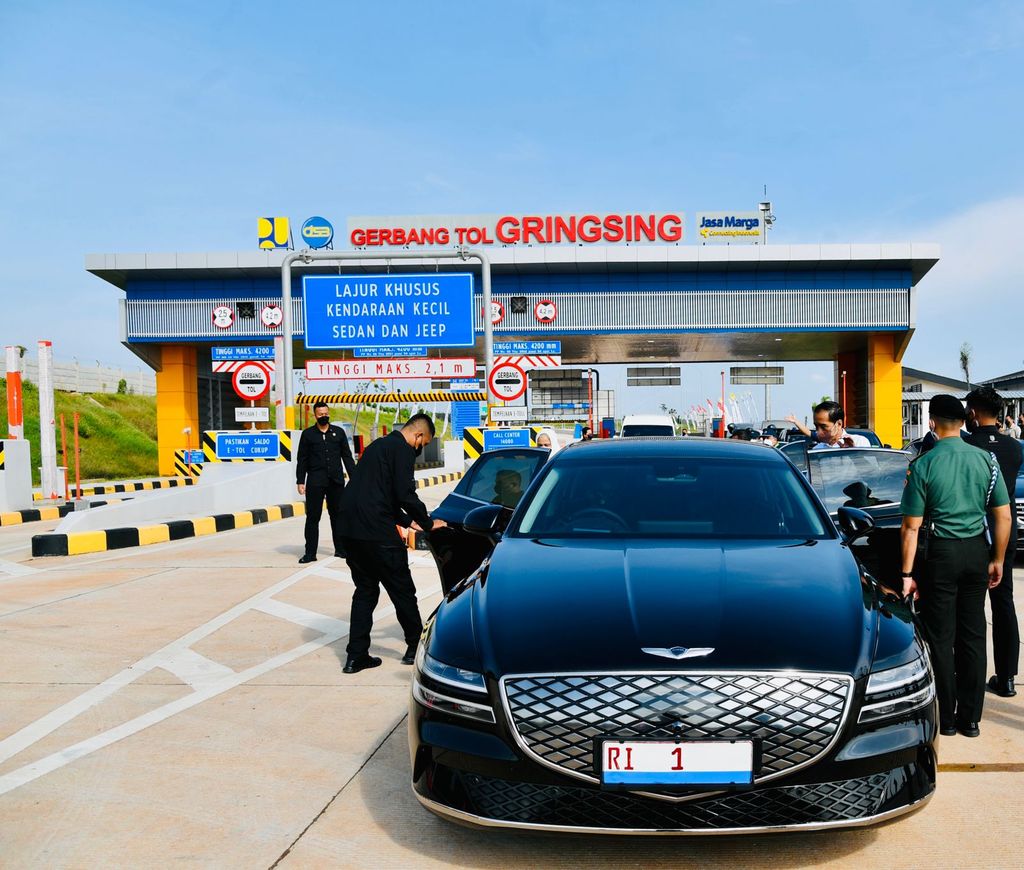 Presiden Jokowi menjajal mobil listrik Genesis G80 di Batang (Foto:  Laily Rachev - Biro Pers Sekretariat Presiden)