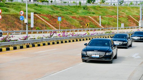 Presiden Jokowi menjajal mobil listrik Genesis G80 di Batang (Foto:  Laily Rachev - Biro Pers Sekretariat Presiden)
