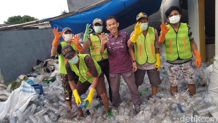 Pria di Minahasa, Sulut sulap sampah plastik jadi batako untuk membuat rumah konsep zero waste (detikcom/Trisno Mais).