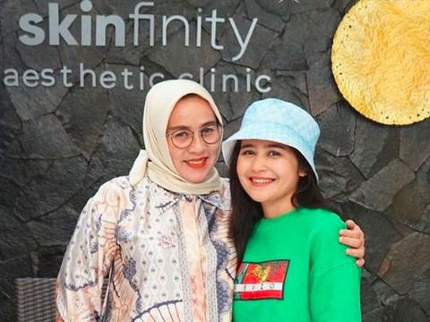 Prilly Latuconsina dan sang bunda lakukan perawatan.