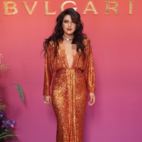 Bintang film The Matrix Resurrections itu memakai gaun oranye berbahan sequin keluaran brand fashion Rusia, Rasario. Dia memadukannya dengan kalung berlian Serpenti dari koleksi BVLGARI. Foto: Getty Images