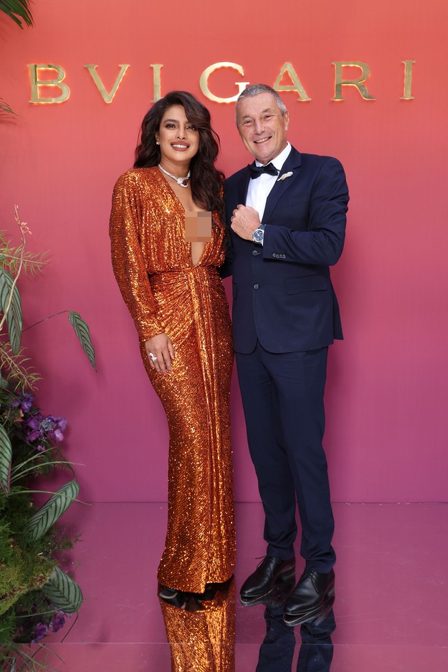 Kalung berlian berbentuk ular itu semakin mewah dengan batu rubellite 25,7 karat. Ini gaya Priyanka Chopra saat berpose di red carpet bersama CEO BVLGARI, JC Babin. Foto: Getty Images