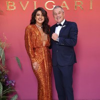 Kalung berlian berbentuk ular itu semakin mewah dengan batu rubellite 25,7 karat. Ini gaya Priyanka Chopra saat berpose di red carpet bersama CEO BVLGARI, JC Babin. Foto: Getty Images