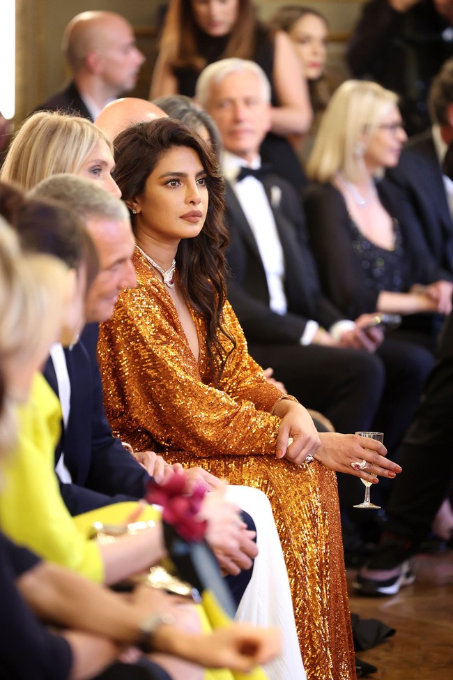 Penampilan istri Nick Jonas itu semakin glamor dan elegan dengan dua cincin BVLGARI yang bermata rubellite. Foto: Getty Images