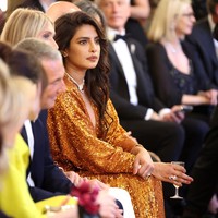 Penampilan istri Nick Jonas itu semakin glamor dan elegan dengan dua cincin BVLGARI yang bermata rubellite. Foto: Getty Images