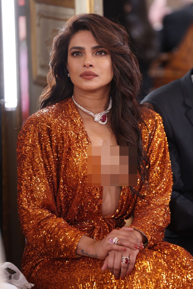 Selama acara Priyanka Chopra mencuri perhatian dengan gaya seksinya. Gaun yang dikenakannya tampak terbuka, membuat bagian payudara dan perutnya terekspos. Foto: Getty Images