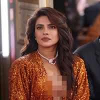 Selama acara Priyanka Chopra mencuri perhatian dengan gaya seksinya. Gaun yang dikenakannya tampak terbuka, membuat bagian payudara dan perutnya terekspos. Foto: Getty Images