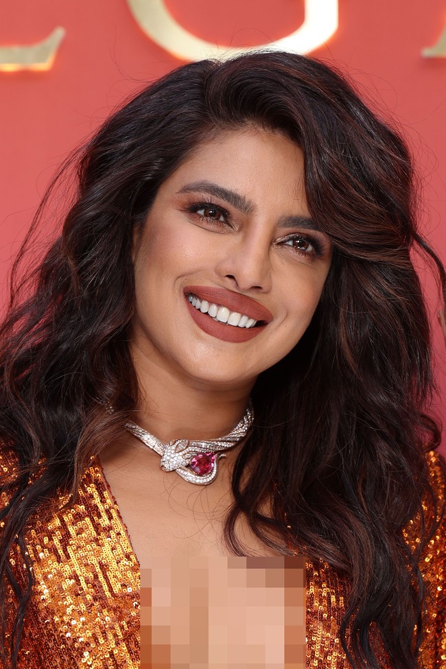 Rambutnya yang mengembang ditata ke samping. Ibu dari Malti Marie Chopra Jonas itu terlihat memesona.Foto: Getty Images