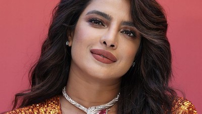 Priyanka Chopra Tampil Seksi di Acara BVLGARI, Selfie Bareng Lisa BLACKPINK