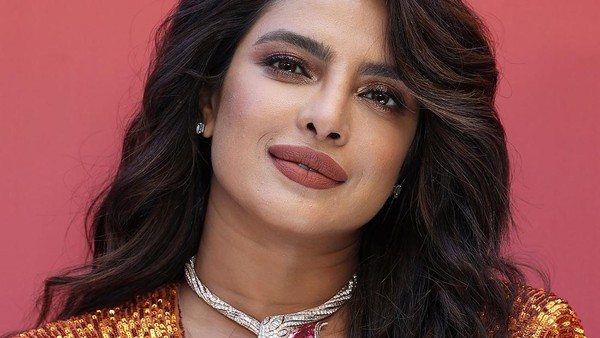 Priyanka Chopra Tampil Seksi di Acara BVLGARI, Selfie Bareng Lisa BLACKPINK