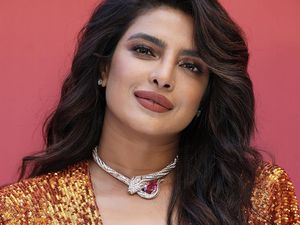 Priyanka Chopra Tampil Seksi di Acara BVLGARI, Selfie Bareng Lisa BLACKPINK