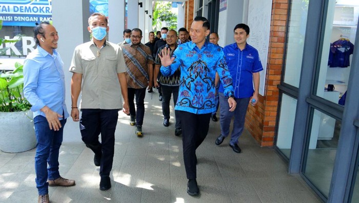 Projo NTB Tetap Setia Dukung AHY Nyapres Kehadiran Ketum Pro-Jokowi (Projo) Budi Arie di acara besar yang digagas Partai Golkar, PAN, dan PPP itu memunculkan sentimen dan spekulasi beragam. Apa saja?
Projo seakan menjadi terpecah, ada yang mendukung Ganjar menjadi capres, ada pula yang mendukung Ketua Umum Partai Demokrat Agus Harimuti Yudhoyono (AHY).