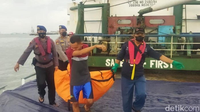 Proses evakuasi jenazah yang lompat dari Suramadu dievakuasi