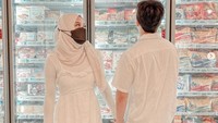 Menjalin hubungan asmara dengan Jeffry Reksa, Putri mengaku bahagia. Ini momen keduanya belanja bahan makanan di supermarket. 