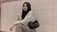 Adik Rizky Febian ini pamer pose keren saat makan es krim di IKEA. Sepertinya es krim jadi salah satu dessert favorit Putri.