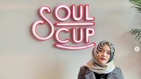 Jalan-jalan ke Korea Selatan, Putri mampir ke kafe hits yang sering dikunjungi idol-idol Korea. Ia berpose di bawah nama Soul Cup.