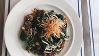 Sesekali Putri juga memamerkan foto makanan. Salah satunya salad yang tampak renyah segar ini nih! 