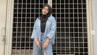 Putri Delina adalah penyanyi dan selebgram yang juga anak komedian ternama, Sule. Putri sering membagikan konten make up, masak, hingga fashion di laman Instagramnya.
