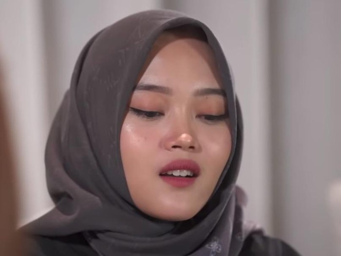 Putri Delina saat menjadi bintang tamu dalam channel youtube Maia Eastianty.