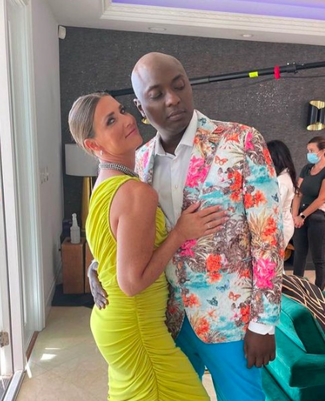 2. Durek Verrett Biseksual  Fakta lain yang mengejutkan dari calon suami Putri Norwegia itu adalah preferensi seksnya. Dia mengaku biseksual atau penyuka pria dan wanita. Pria kulit hitam tersebut mengakui bahwa dia pernah berpacaran dengan laki-laki. “Ini bukan tentang gender, dikotak-kotakan dan label. Ini tentang cinta. Aku orang yang tertarik dengan apa saja,” aku Durek. Foto: dok. Instagram/@iam_marthalouise