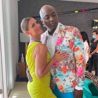 2. Durek Verrett Biseksual  Fakta lain yang mengejutkan dari calon suami Putri Norwegia itu adalah preferensi seksnya. Dia mengaku biseksual atau penyuka pria dan wanita. Pria kulit hitam tersebut mengakui bahwa dia pernah berpacaran dengan laki-laki. “Ini bukan tentang gender, dikotak-kotakan dan label. Ini tentang cinta. Aku orang yang tertarik dengan apa saja,” aku Durek. Foto: dok. Instagram/@iam_marthalouise