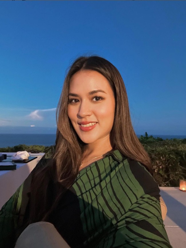 Wajah Raisa pun terlihat cantik dan glowing dengan pulasan makeup natural. Melalui akun Instagramnya, Raisa juga mengunggah video dirinya bermakeup sendiri di hari spesialnya itu. Penampilan Raisa di hari ulang tahunnya pun dibanjiri beragam pujian dari netizen. Foto: Instagram