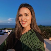 Wajah Raisa pun terlihat cantik dan glowing dengan pulasan makeup natural. Melalui akun Instagramnya, Raisa juga mengunggah video dirinya bermakeup sendiri di hari spesialnya itu. Penampilan Raisa di hari ulang tahunnya pun dibanjiri beragam pujian dari netizen. Foto: Instagram