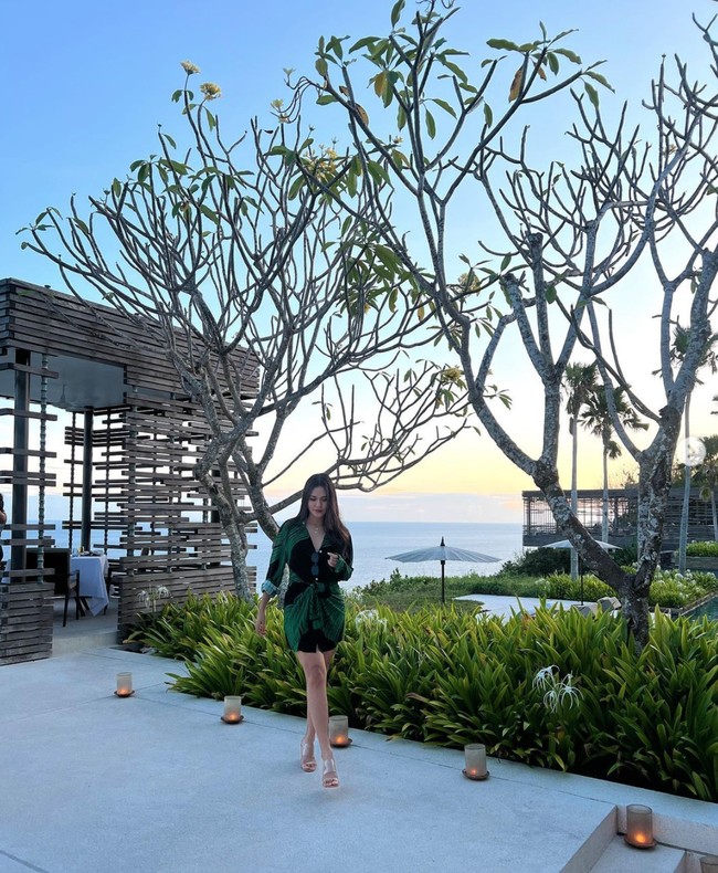Bukan di Jakarta, Raisa merayakan ulang tahunnya itu di Bali. Foto-foto Raisa di momen ulang tahunnya tampak diunggah oleh Raisa ke akun Instagram pribadinya dan dibanjiri komentar netizen. Tak sedikit yang ikut memberikan ucapan selamat ulang tahun untuk istri Hamish Daud itu. Foto: Instagram