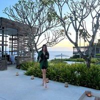 Bukan di Jakarta, Raisa merayakan ulang tahunnya itu di Bali. Foto-foto Raisa di momen ulang tahunnya tampak diunggah oleh Raisa ke akun Instagram pribadinya dan dibanjiri komentar netizen. Tak sedikit yang ikut memberikan ucapan selamat ulang tahun untuk istri Hamish Daud itu. Foto: Instagram