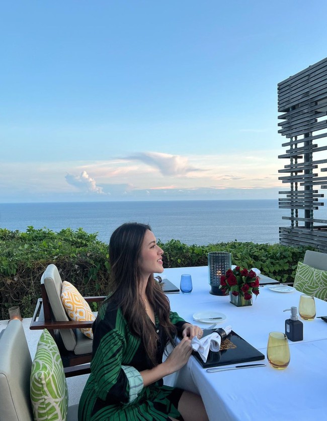 Raisa memilih merayakan ulang tahunnya kali ini secara sederhana dengan makan-makan di sebuah restoran outdoor di Bali. Foto: Instagram