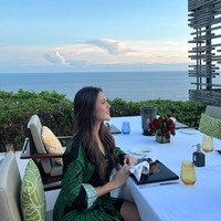 Raisa memilih merayakan ulang tahunnya kali ini secara sederhana dengan makan-makan di sebuah restoran outdoor di Bali. Foto: Instagram