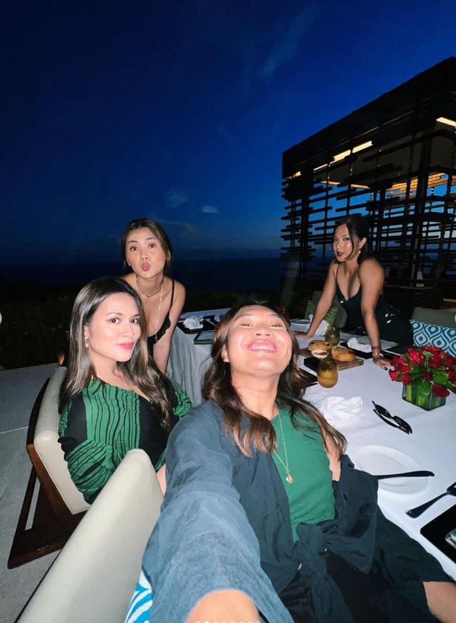 Perayaan ulang tahun Raisa di Bali itu tampak hanya dihadiri oleh sahabat-sahabat dekat Raisa. Bahkan sang suami, Hamish Daud pun terlihat tidak hadir. Foto: Instagram