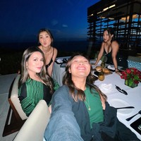 Perayaan ulang tahun Raisa di Bali itu tampak hanya dihadiri oleh sahabat-sahabat dekat Raisa. Bahkan sang suami, Hamish Daud pun terlihat tidak hadir. Foto: Instagram