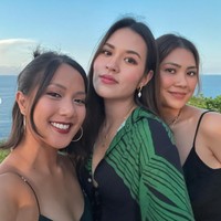 Walaupun Hamish Daud tidak hadir dan menemani Raisa di hari ulang tahunnya, namun Hamish mengunggah foto lama dirinya bersama Raisa dengan memberikan caption yang romantis. Raisa pun tampak membalas unggahan Hamish tersebut dan mengaku merindukan sang suami. Aww love you bubb thank youu miss you, tulis Raisa.Foto: Instagram