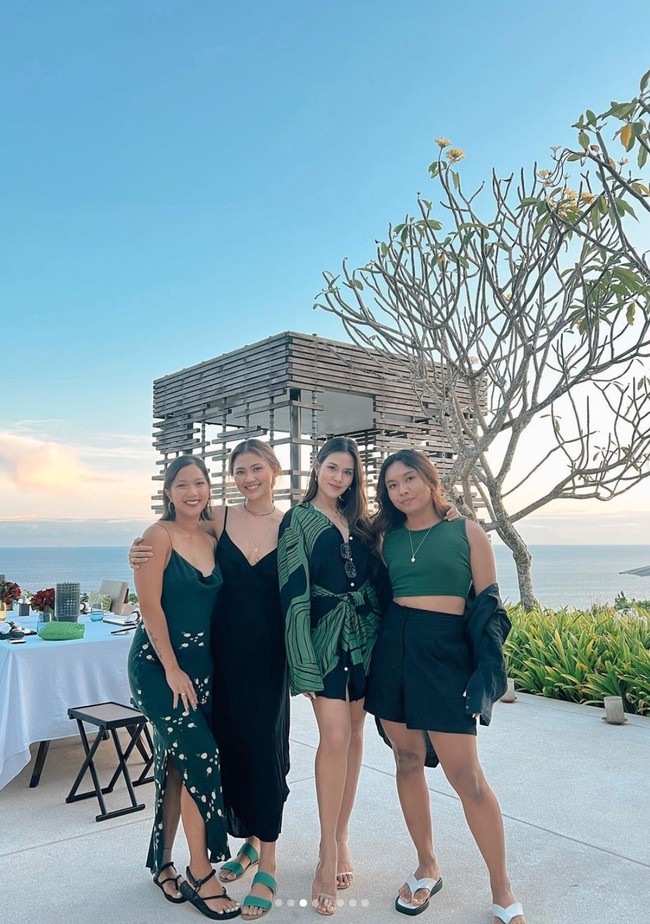 Dari foto-foto yang dibagikan terlihat jika Raisa dan para sahabatnya itu kompak mengenakan busana bernuansa hijau dan hitam. Begini penampilan mereka saat berfoto bersama. Foto: Instagram