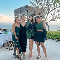 Dari foto-foto yang dibagikan terlihat jika Raisa dan para sahabatnya itu kompak mengenakan busana bernuansa hijau dan hitam. Begini penampilan mereka saat berfoto bersama. Foto: Instagram