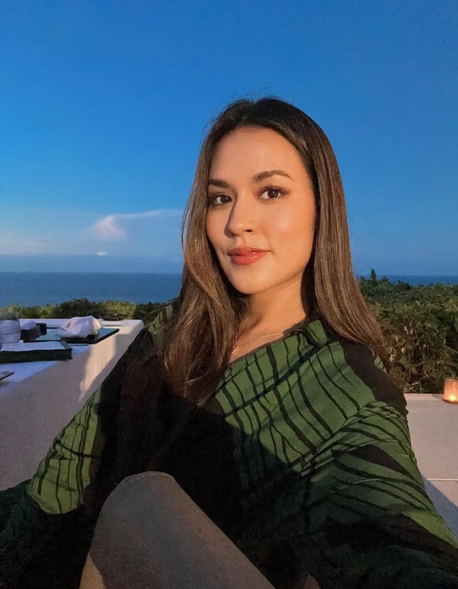 Raisa Andriana baru saja berulang tahun. Tepat pada 6 Juni 2022 usianya bertambah menjadi 32 tahun. Di hari ulang tahunnya Raisa tampil cantik dan memukau mengenakan dress berwarna hijau bergaris hitam. Rambut panjangnya tampak dibiarkan terurai. Foto: Instagram